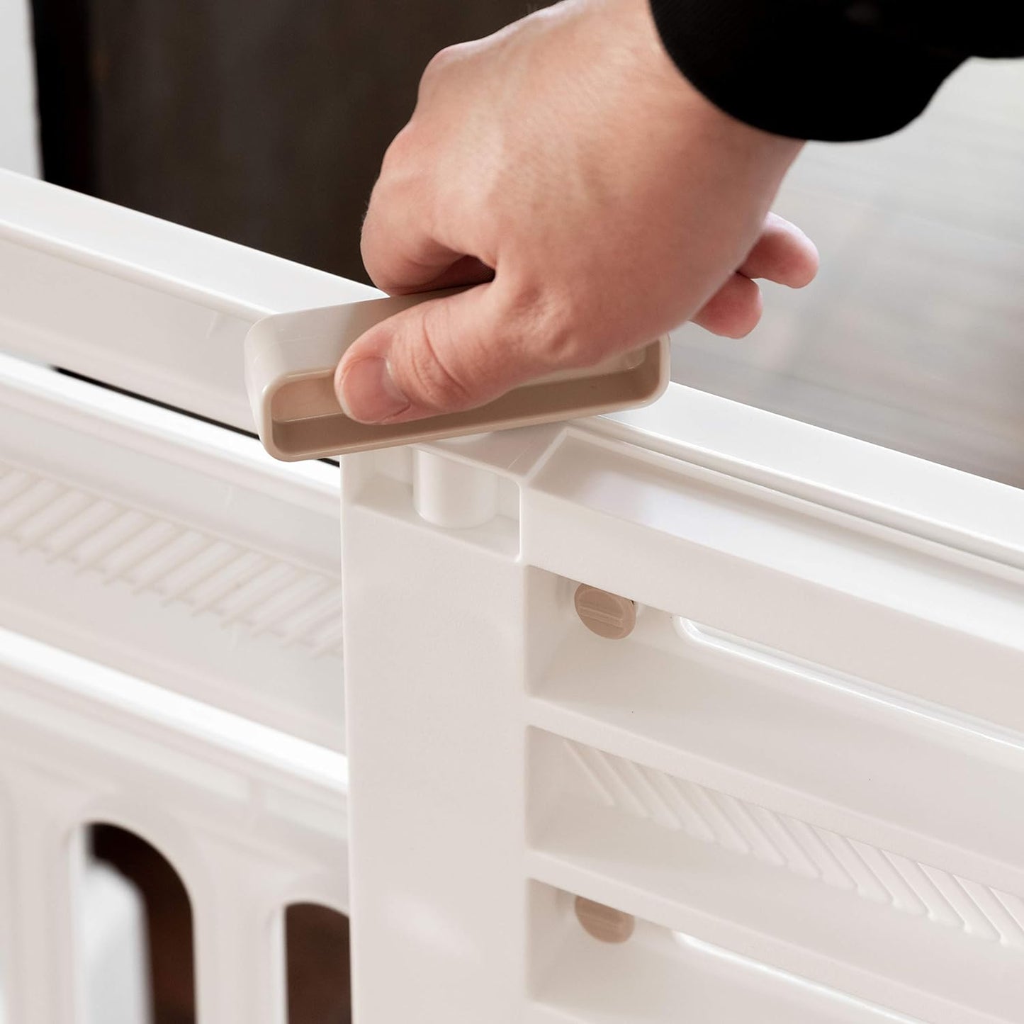 IRIS USA 24"-39" Portable Expandable Pet Gate, Adjustable Pet Barrier for Puppy Small Dog Fits Most Doorways Easy Twist-To-Lock Feature Heavy-Duty Molded Plastic 25" Tall, White