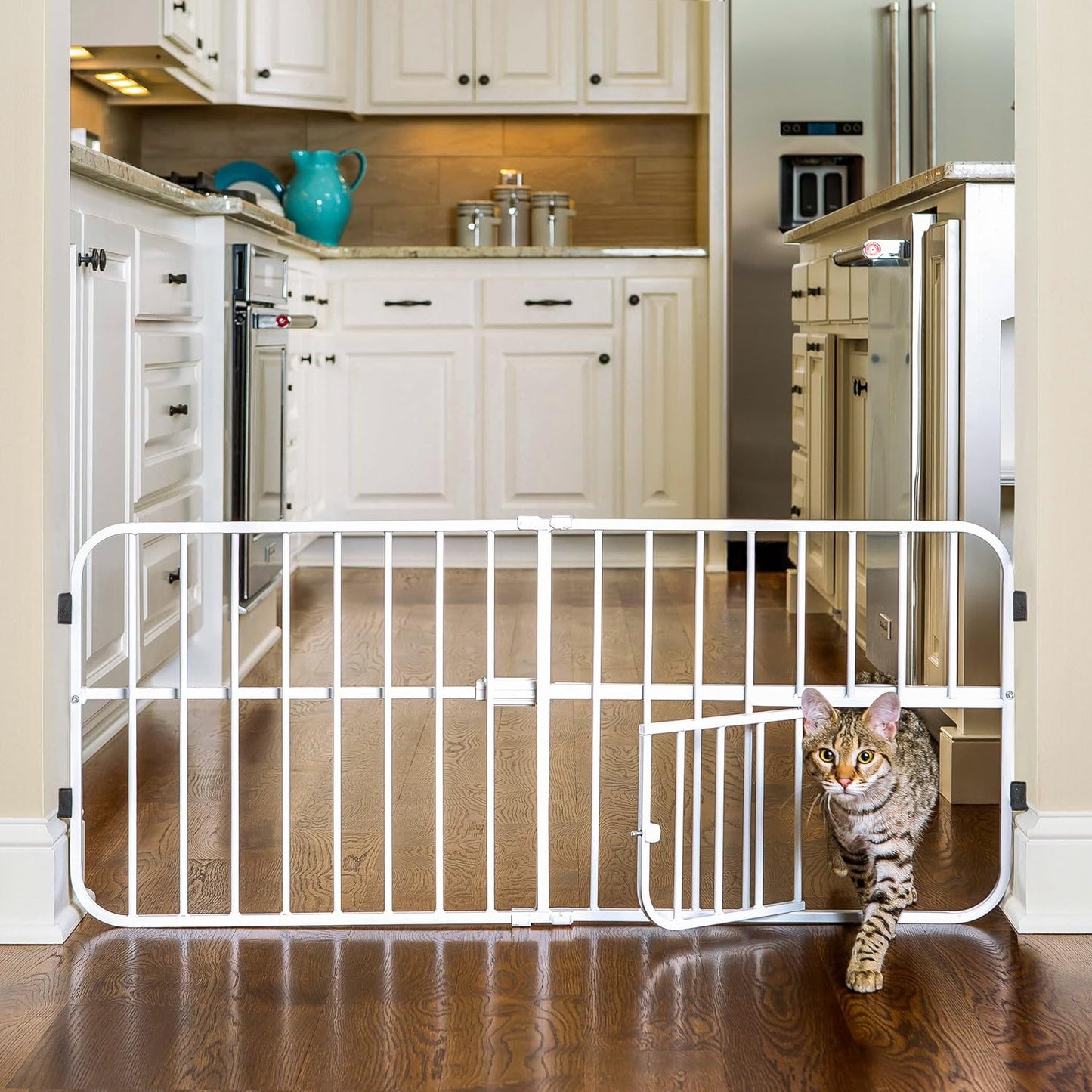 Carlson Pet Products MINI Expandable Extra Wide Pet Gate with Small Pet Door (916006), White, 18-31 Inches