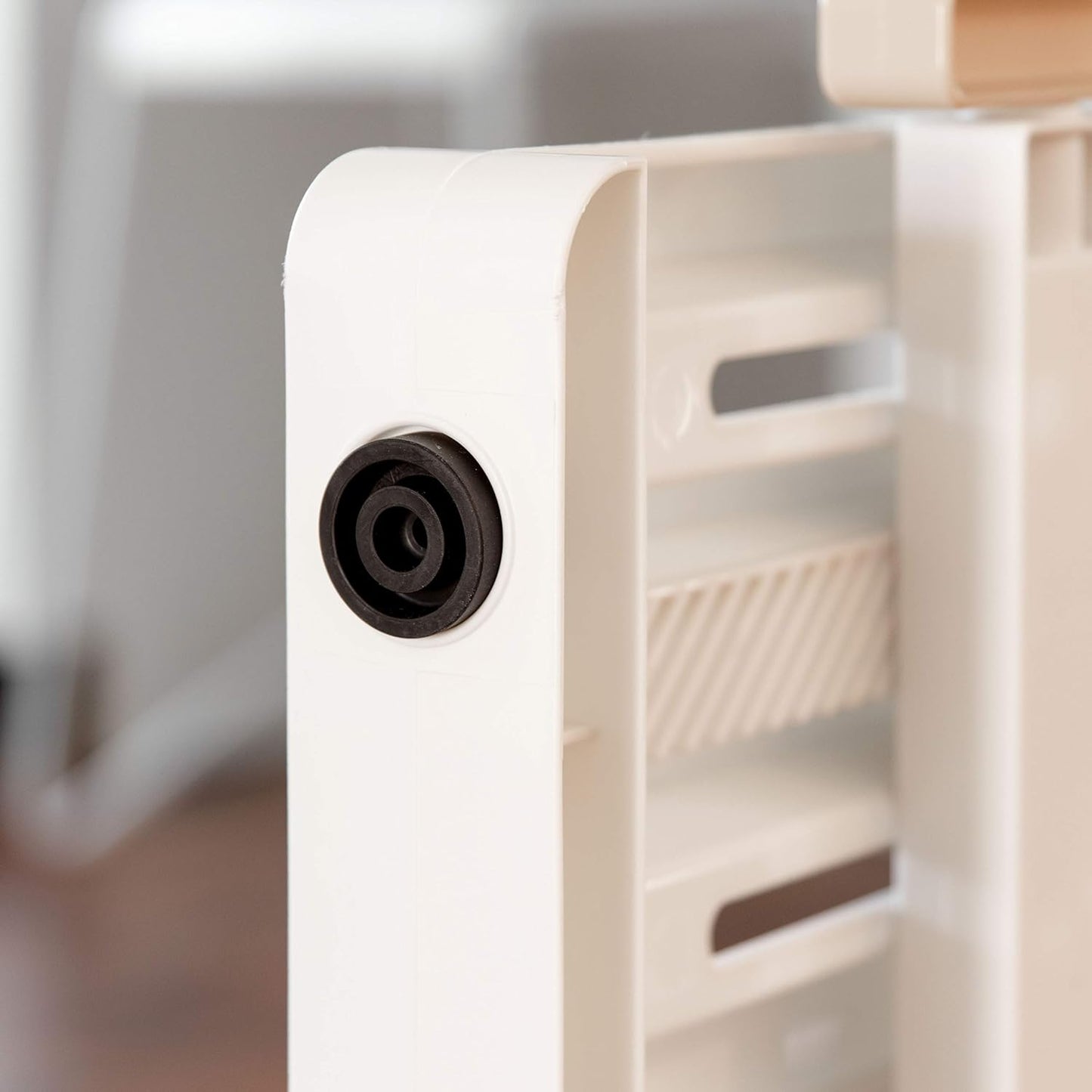 IRIS USA 24"-39" Portable Expandable Pet Gate, Adjustable Pet Barrier for Puppy Small Dog Fits Most Doorways Easy Twist-To-Lock Feature Heavy-Duty Molded Plastic 25" Tall, White